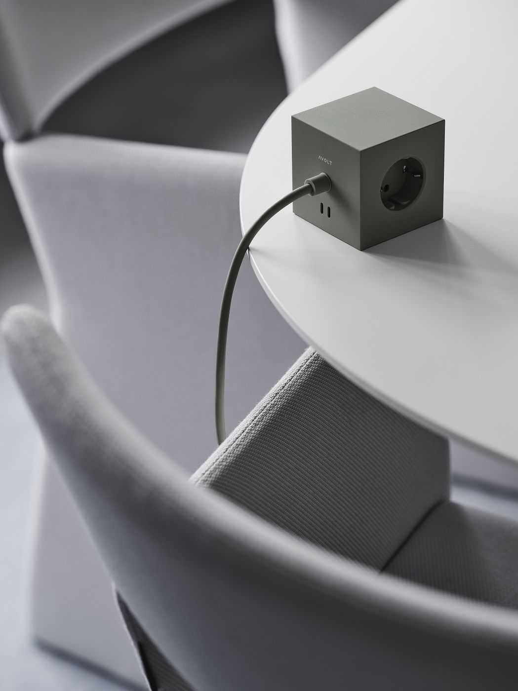 Avolt Square 1 Steckdosenwürfel in Shark Blau mit USB-C Anschluss auf Tisch.