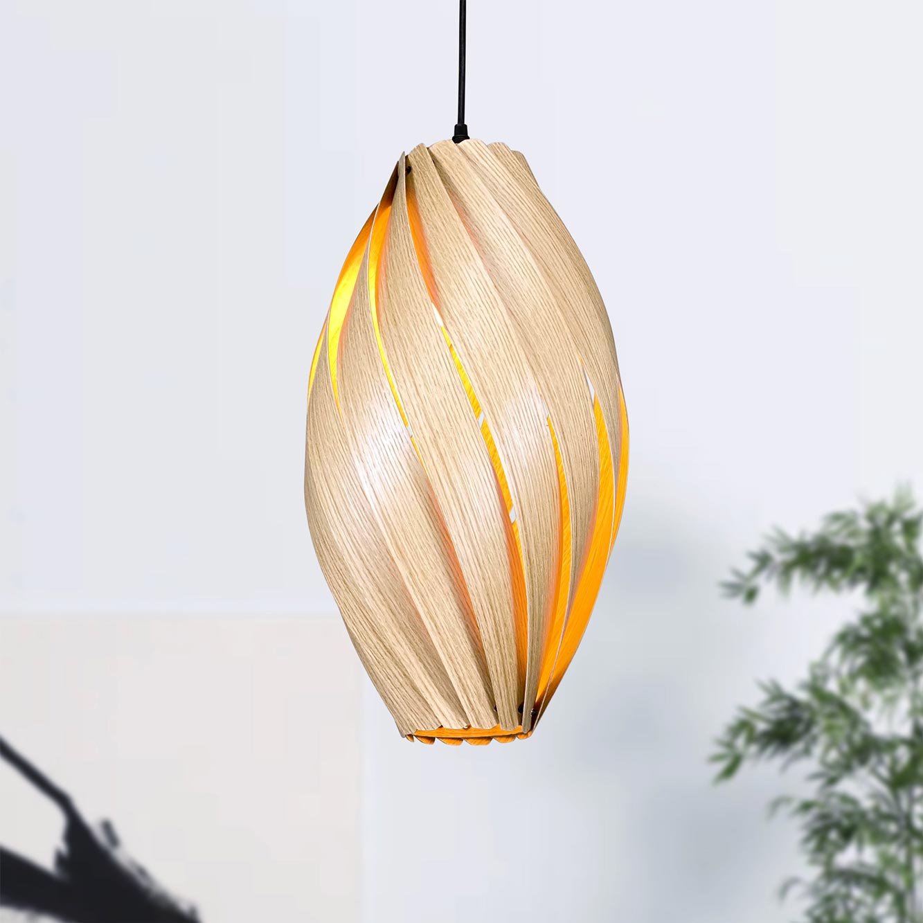 Ardére Hängeleuchte: Längliche Pendelleuchte aus Eichenholz mit warmem Licht für Wohnzimmer und Esszimmer.