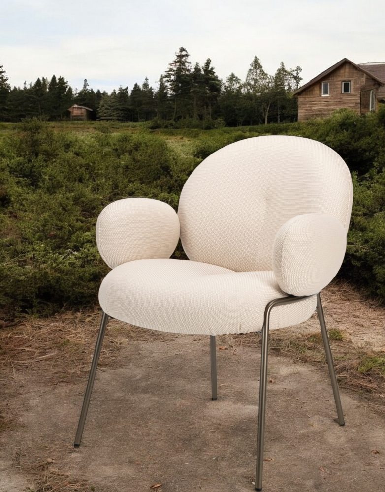 Nana Outdoor Armchair mit hohen Armlehnen von Freifrau Manufaktur, cremefarbener Stoffbezug und Metallgestell.