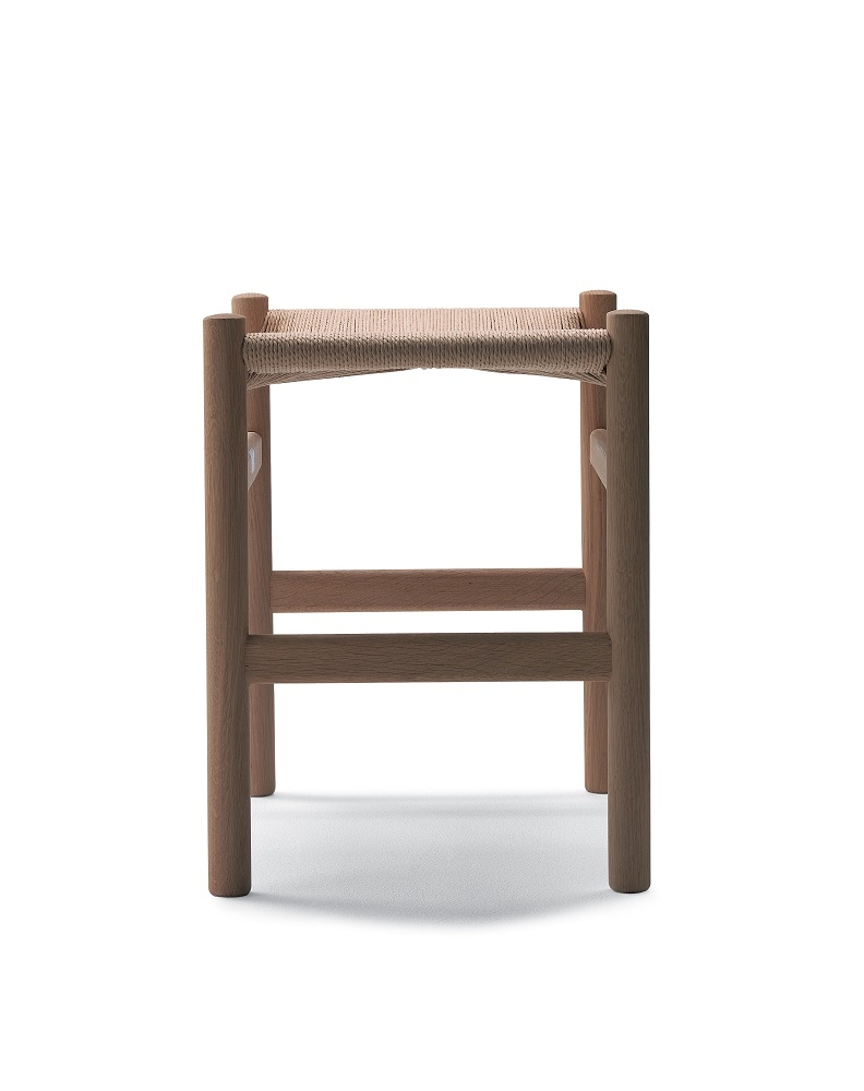 CH53 Hocker von Carl Hansen & Søn: Geseifter Eichenholz-Hocker mit geflochtener Sitzfläche.