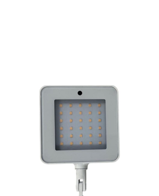 Detailaufnahme der Kelvin LED F Stehleuchte von Flos, moderne LED-Beleuchtung für Büro und Wohnraum.