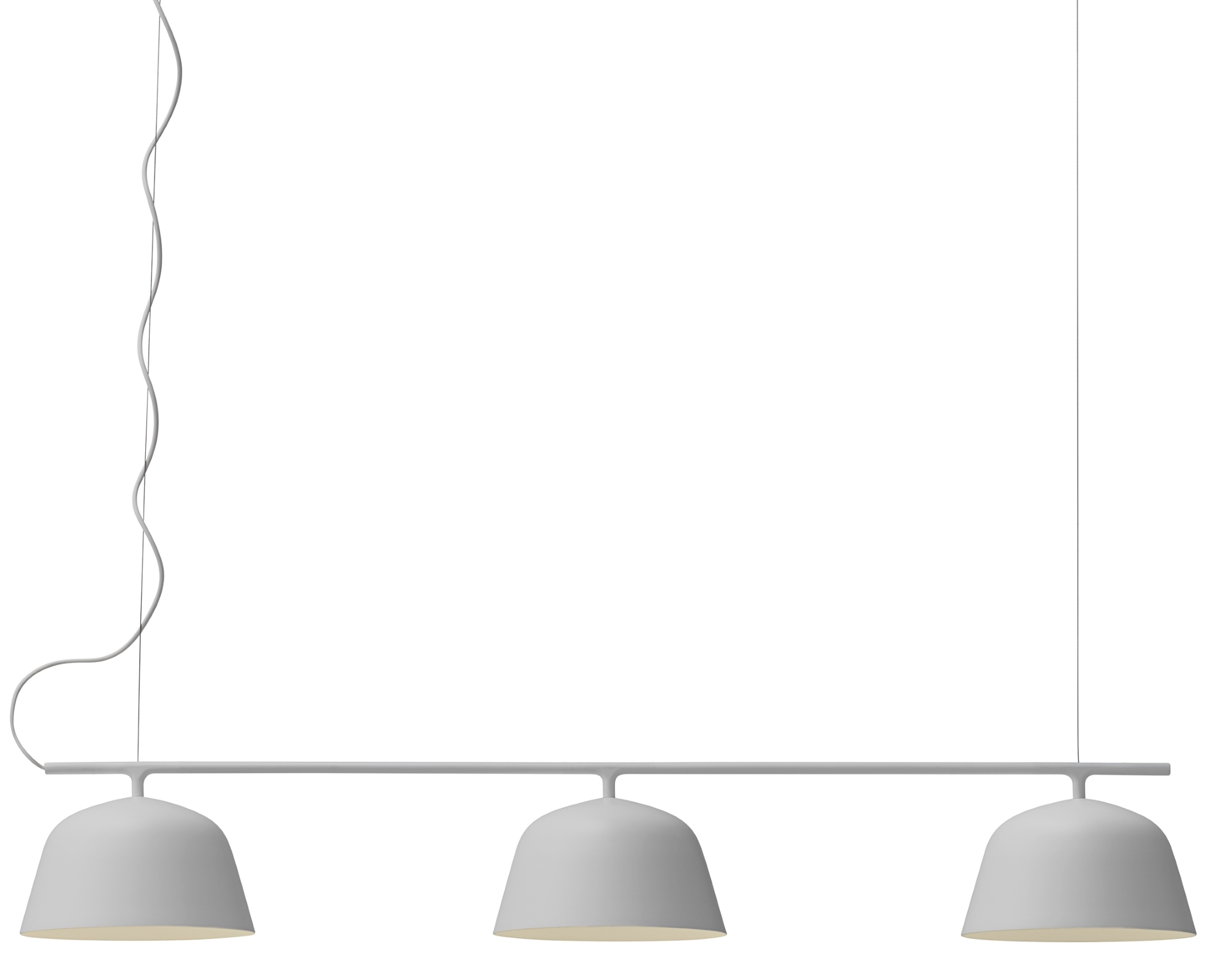 Ambit Rail Lamp Pendelleuchte von Muuto in Grau, moderne Hängelampe mit drei Leuchten.