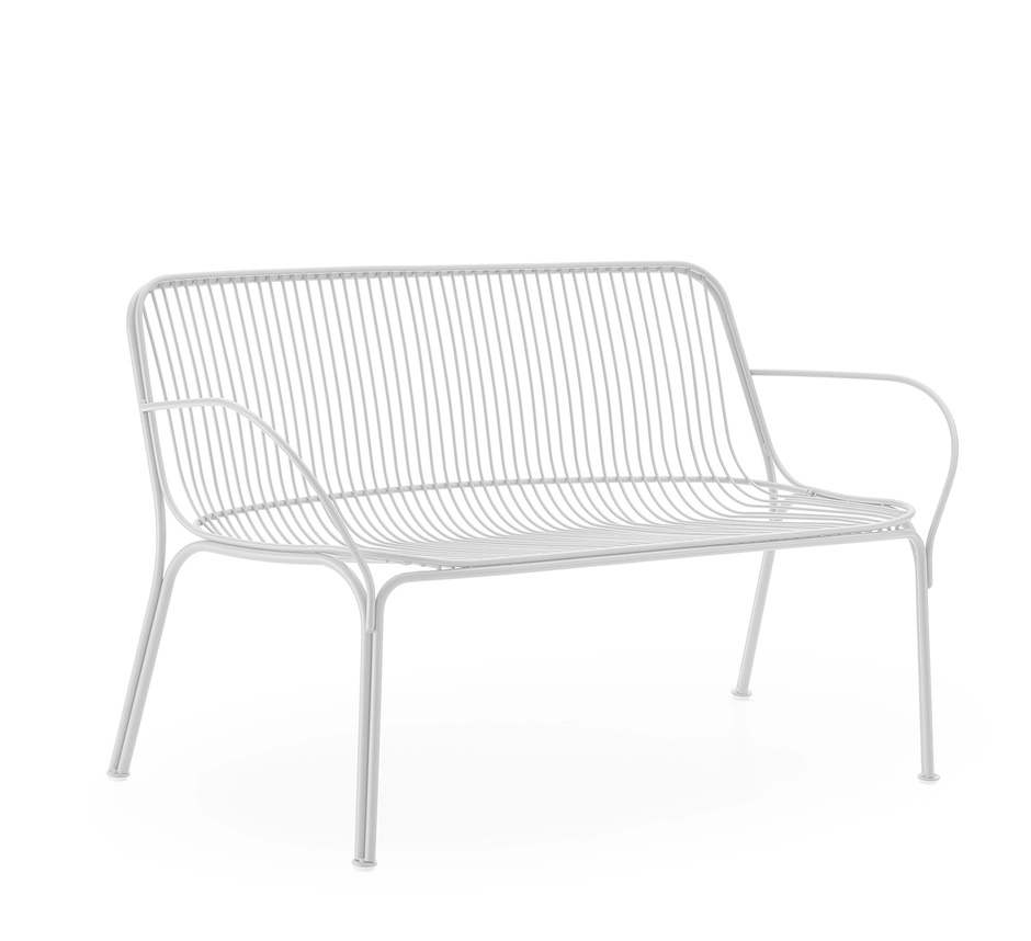 Weiße Hiray Bank von Kartell für den Außenbereich, modernes Design mit filigranen Metallstreben.