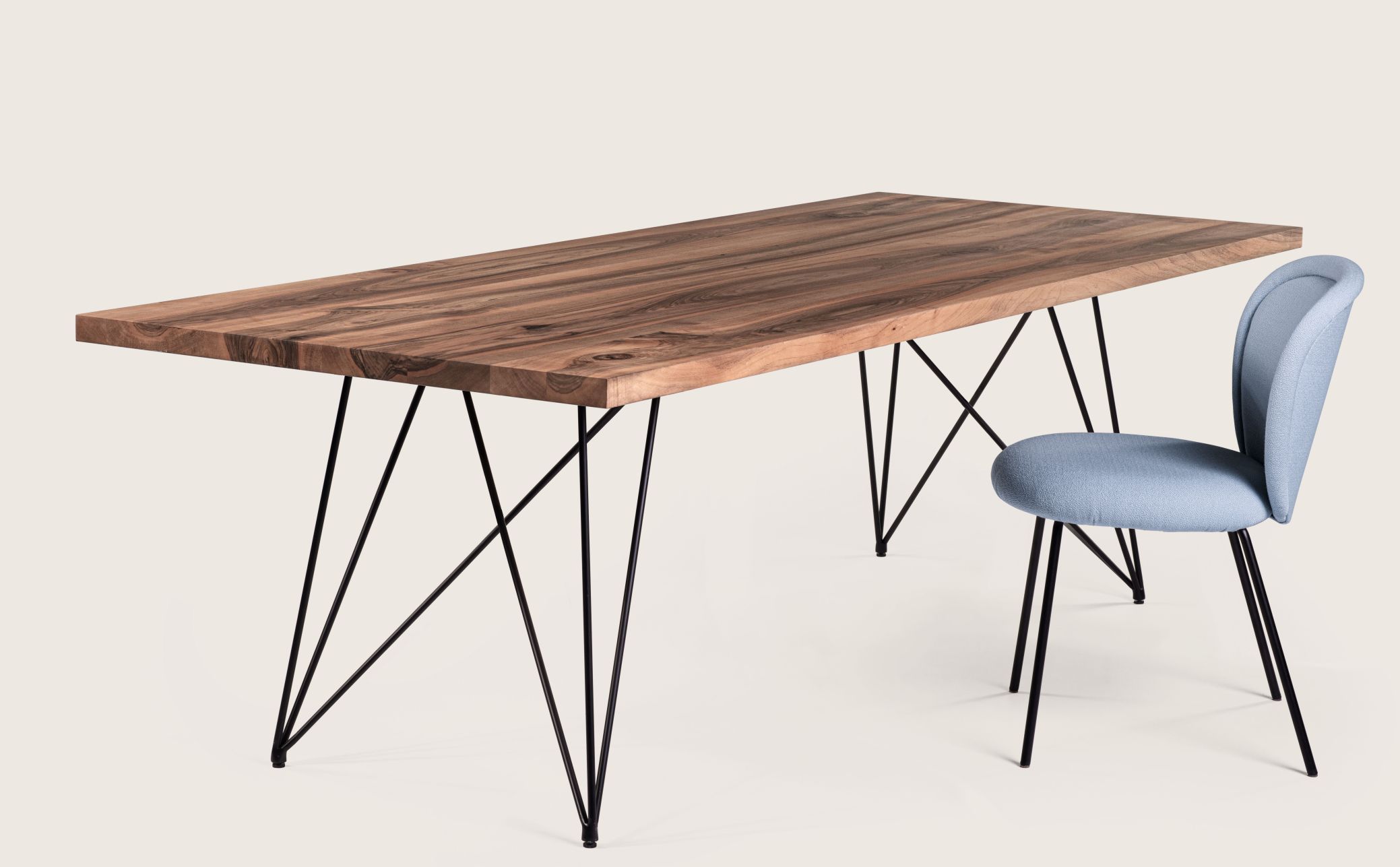 GN 01 Stilt Tisch: Geräucherte Eiche, natur geölt, mit filigranem Stahlgestell und Stuhl.