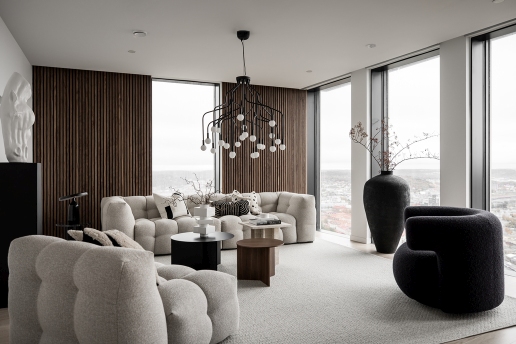 Moderner Wohnraum mit Dit Coffee Table Beistelltisch von Normann Copenhagen in dunklem Holz.