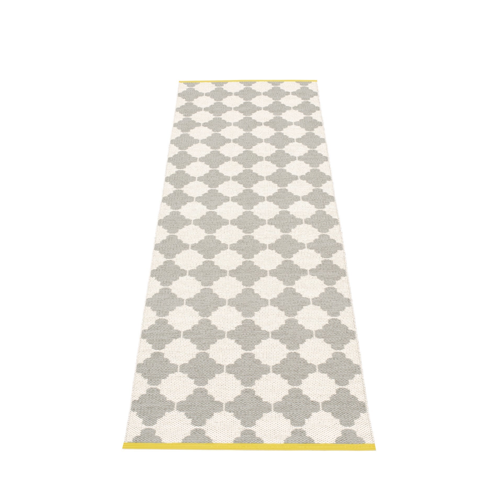 Marre Pappelina Kunststoffteppich in 70x225 cm mit grau-weißem Rautenmuster und gelben Kanten.