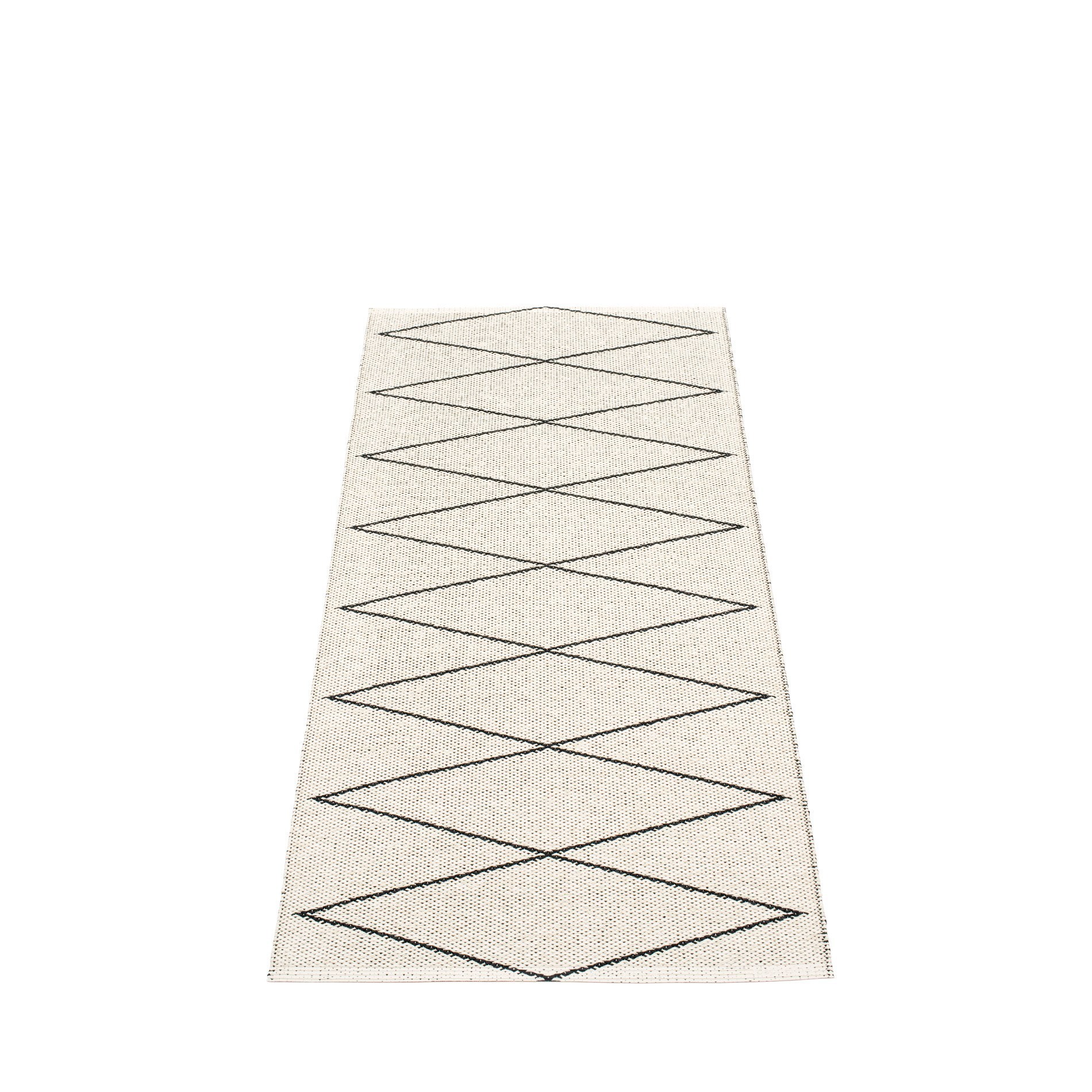 Max Kunststoffteppich von Pappelina, 70x160 cm, mit grafischem Rautenmuster in Schwarz auf hellem Grund.