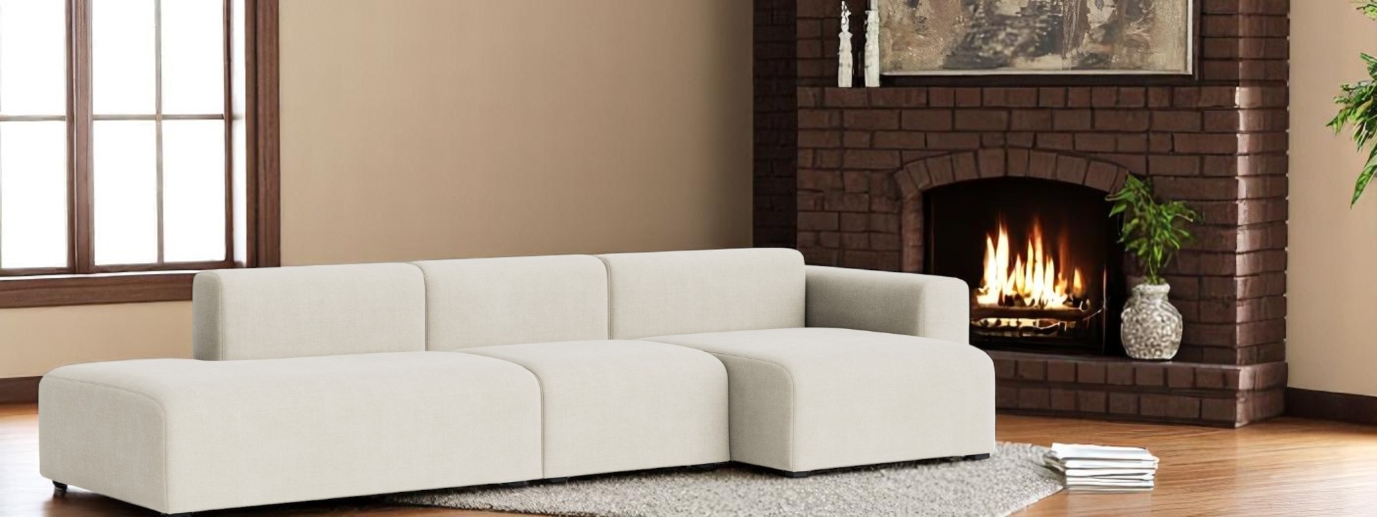 Helles Mags Sofa 3-Sitzer mit Armlehne rechts im Wohnzimmer mit Kamin.