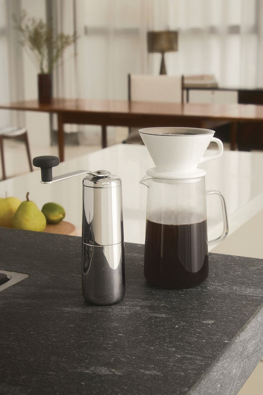 Alessi Slow Coffee Set: Handmühle und Glaskanne mit Filter für Pour-Over Kaffee.