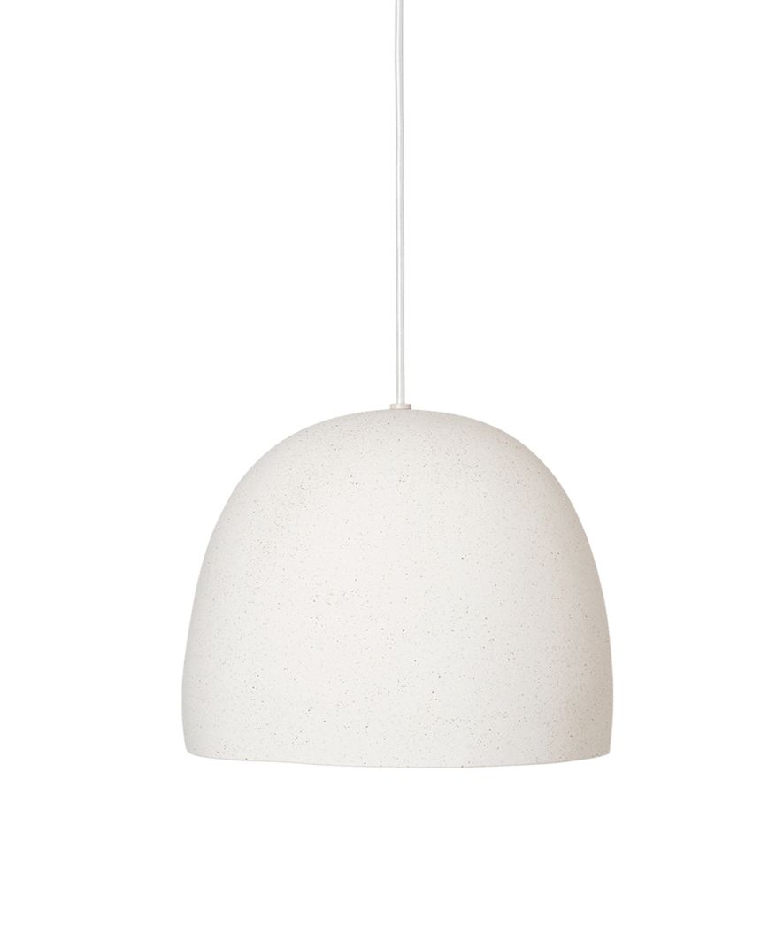 Weiße Speckle Pendelleuchte groß von Ferm Living: moderne Hängelampe mit gesprenkelter Oberfläche.