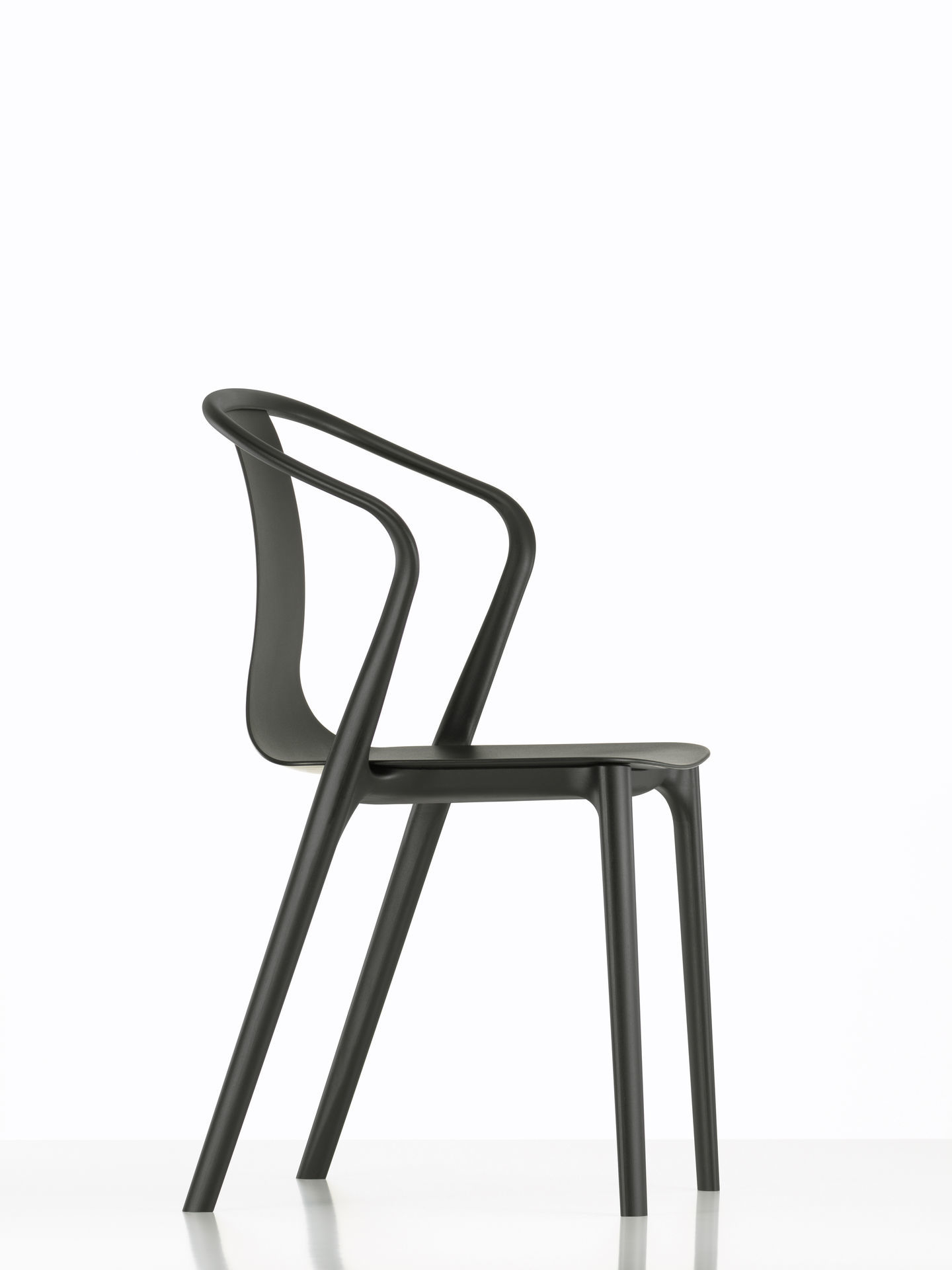 Schwarzer Belleville Armchair Plastic Stuhl von Vitra, Seitenansicht auf weißem Hintergrund. Designstuhl mit Armlehnen.