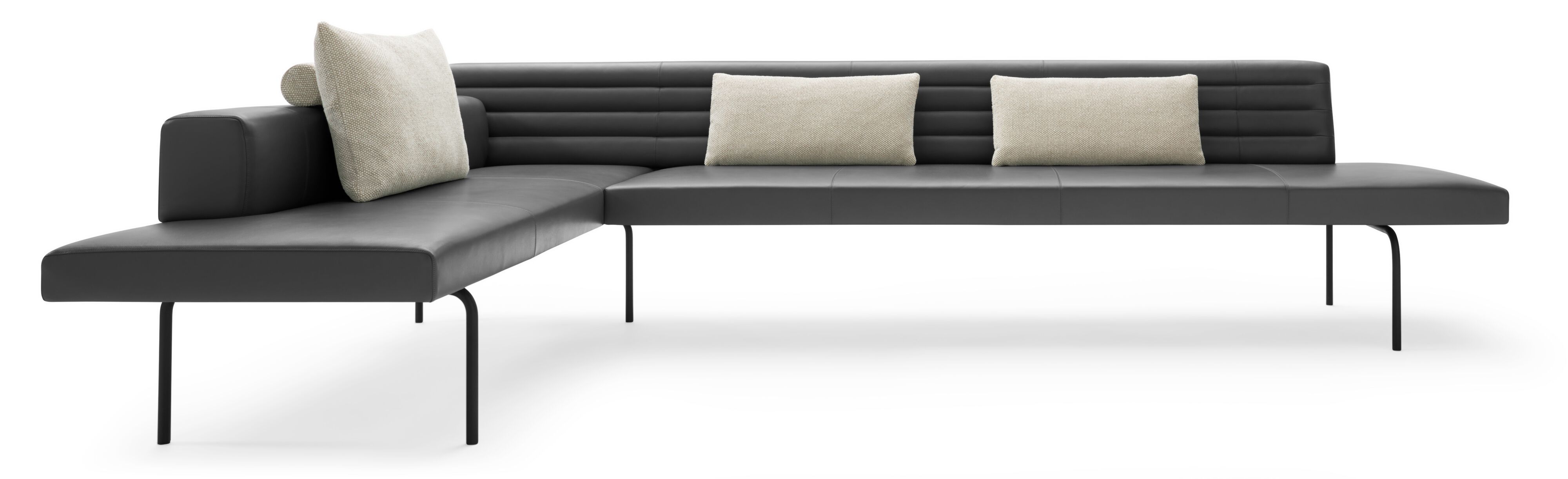 Ison Eckbank von Walter Knoll, freistehend, in dunklem Leder mit Kissen.