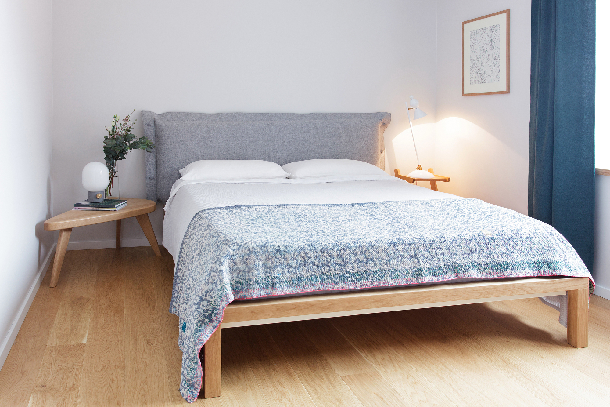 Pure Bett Eiche 180x200 mit grauem Polsterkopfteil von Hans Hansen im Schlafzimmer.