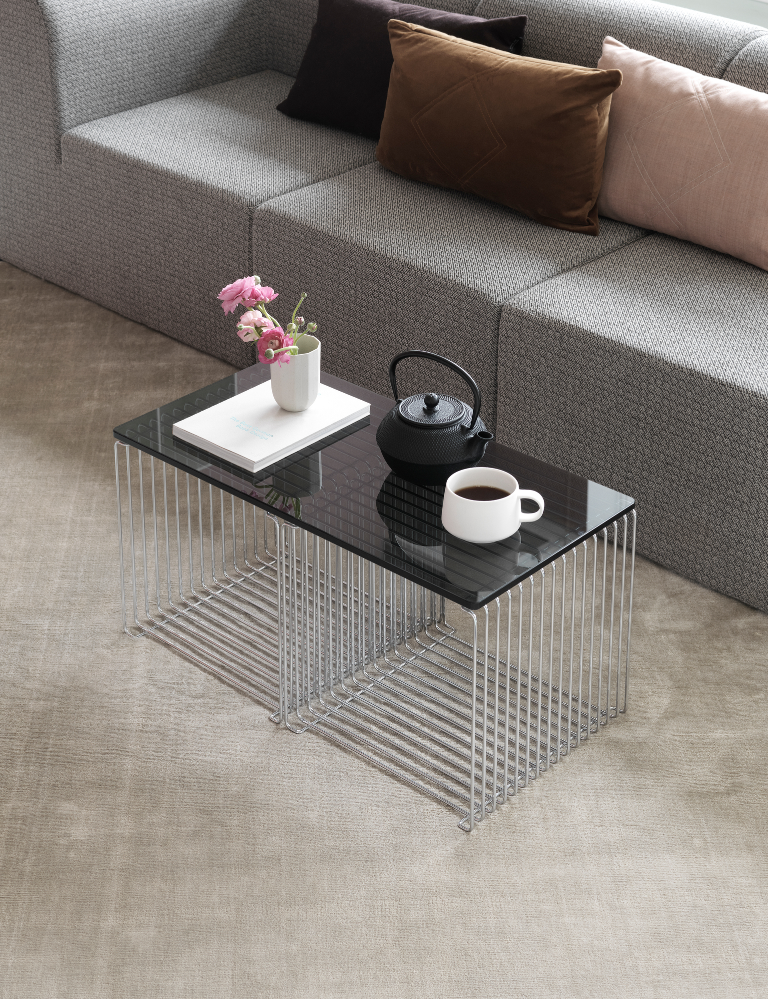 Panton Wire Cube Beistelltisch mit Glasplatte, Teekanne und Tasse auf einem modernen Couchtisch.