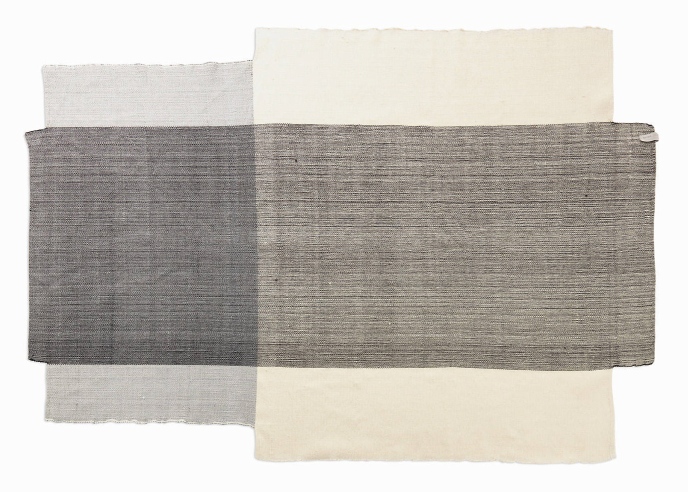 Nobsa Rug Teppich: Großformatiger, handgewebter Teppich in Grau- und Naturtönen für ein modernes Wohnambiente.