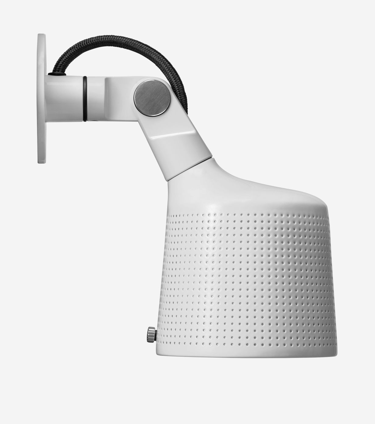 Detailaufnahme eines weißen Vipp Wandspots mit perforiertem Lampenschirm und schwarzem Kabel.