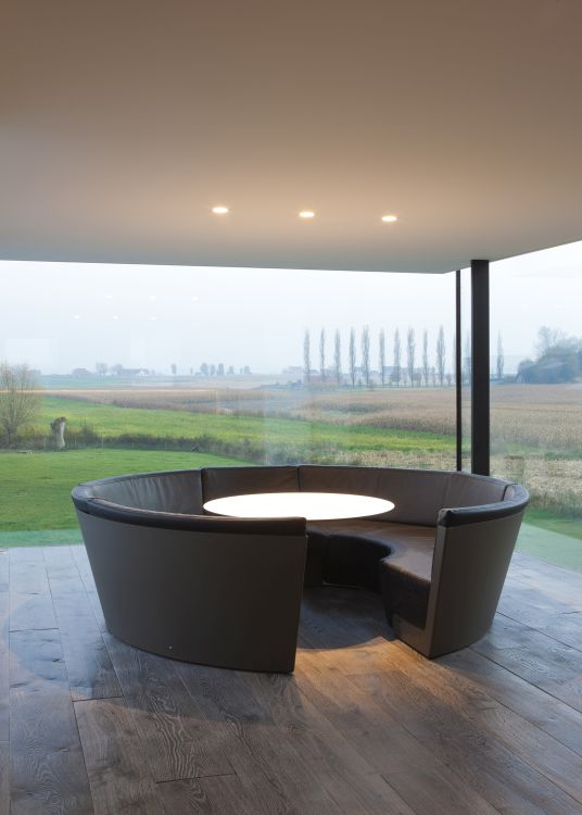 Kosmos Tisch-Sitz-Kombination von Extremis: Runde Outdoor-Sitzgruppe mit Tisch, ideal für Garten und Terrasse.