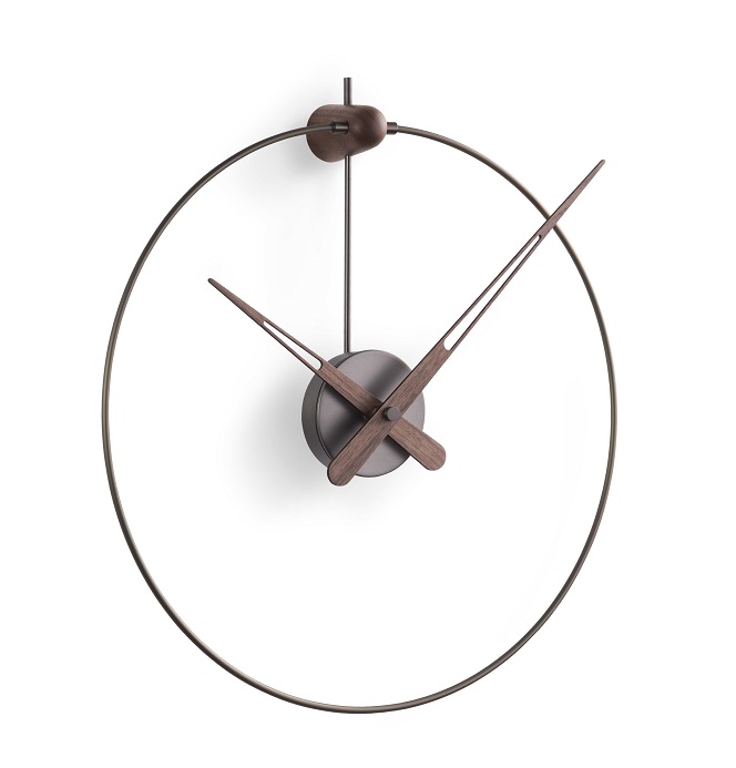 Micro Anda Clock Wanduhr von nomon in Schwarz: Moderne Wanduhr mit Holzzeigern und minimalistischem Design.