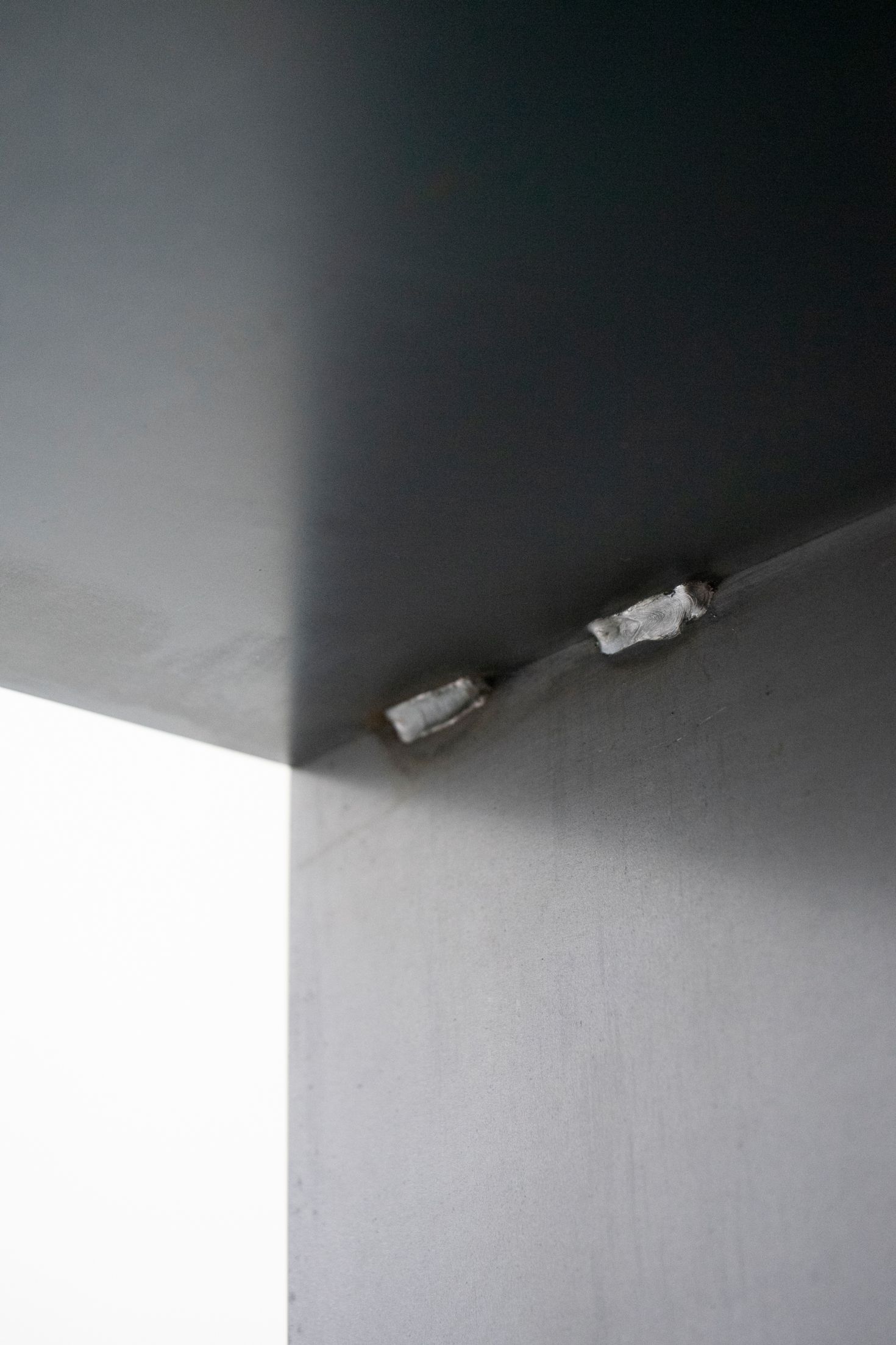 Detailaufnahme des Moormann Regals: Geschweißte Ecke des Metallregals, minimalistisches Design.