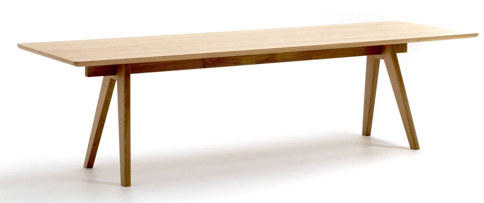 Mathilda Tisch aus Eiche Moroso, ein moderner Esstisch mit hellen Holzbeinen.