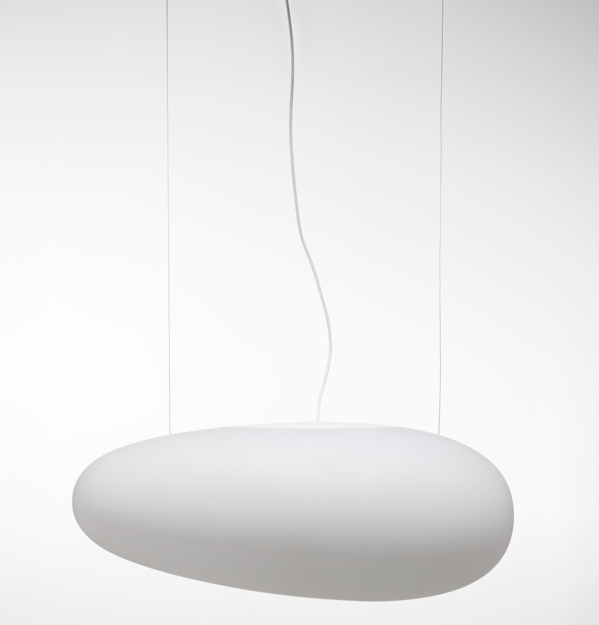 Weiße Avion Pendelleuchte von Fritz Hansen, moderne Hängelampe für Wohnzimmer und Esszimmer.