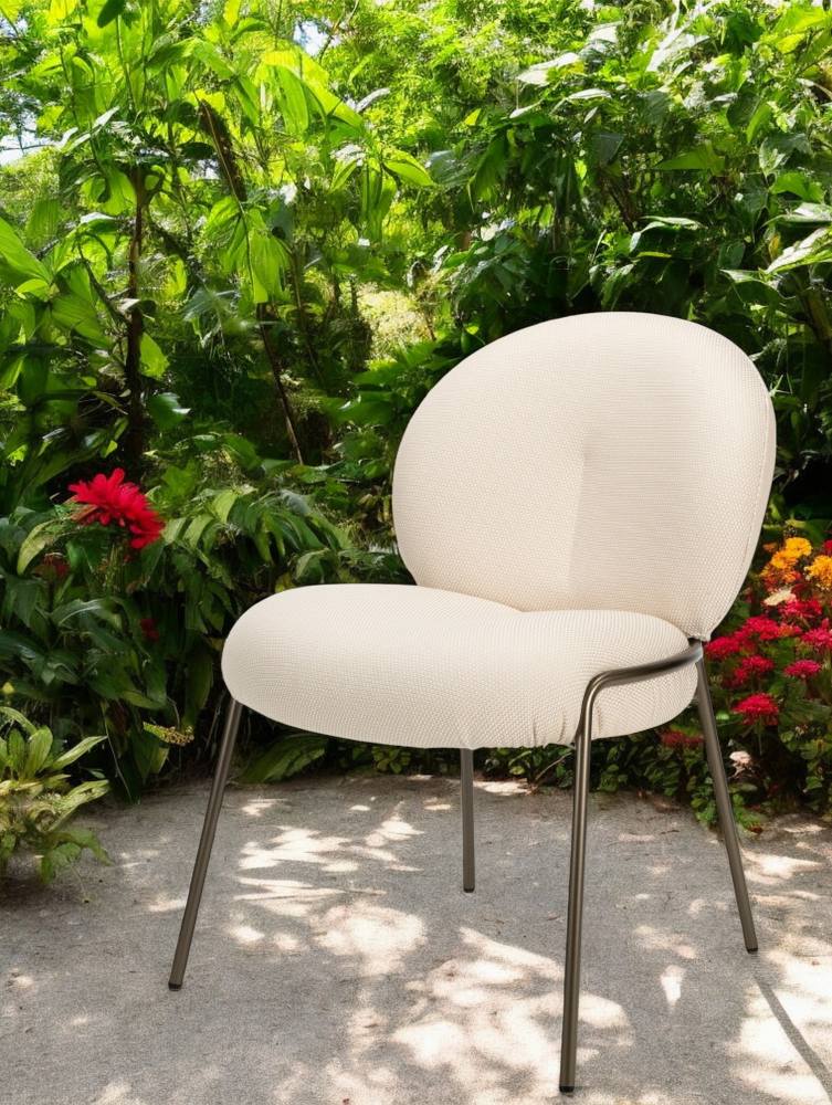 Nana Outdoor Chair von Freifrau Manufaktur: Moderner Gartenstuhl mit cremefarbenem Stoffbezug und filigranem Metallgestell.