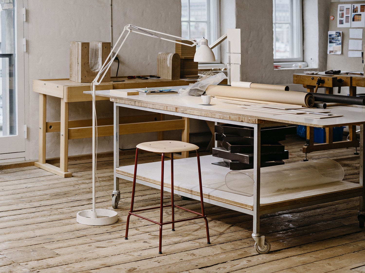 Hay Soft Edge 80 Hocker im Werkstatt-Ambiente: Holz-Sitzfläche und rotes Metallgestell. Moderner Barhocker.