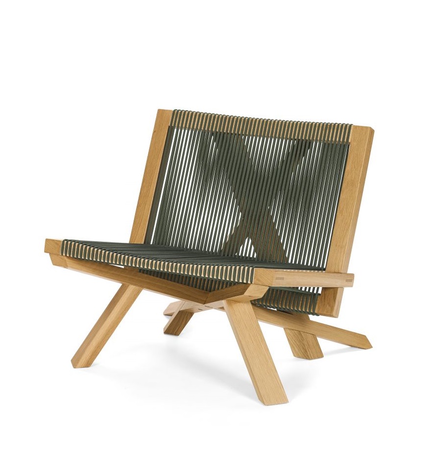 ClassiCon Volkshaus Lounge Chair Sessel aus hellem Holz mit grüner Seilbespannung, seitliche Ansicht.