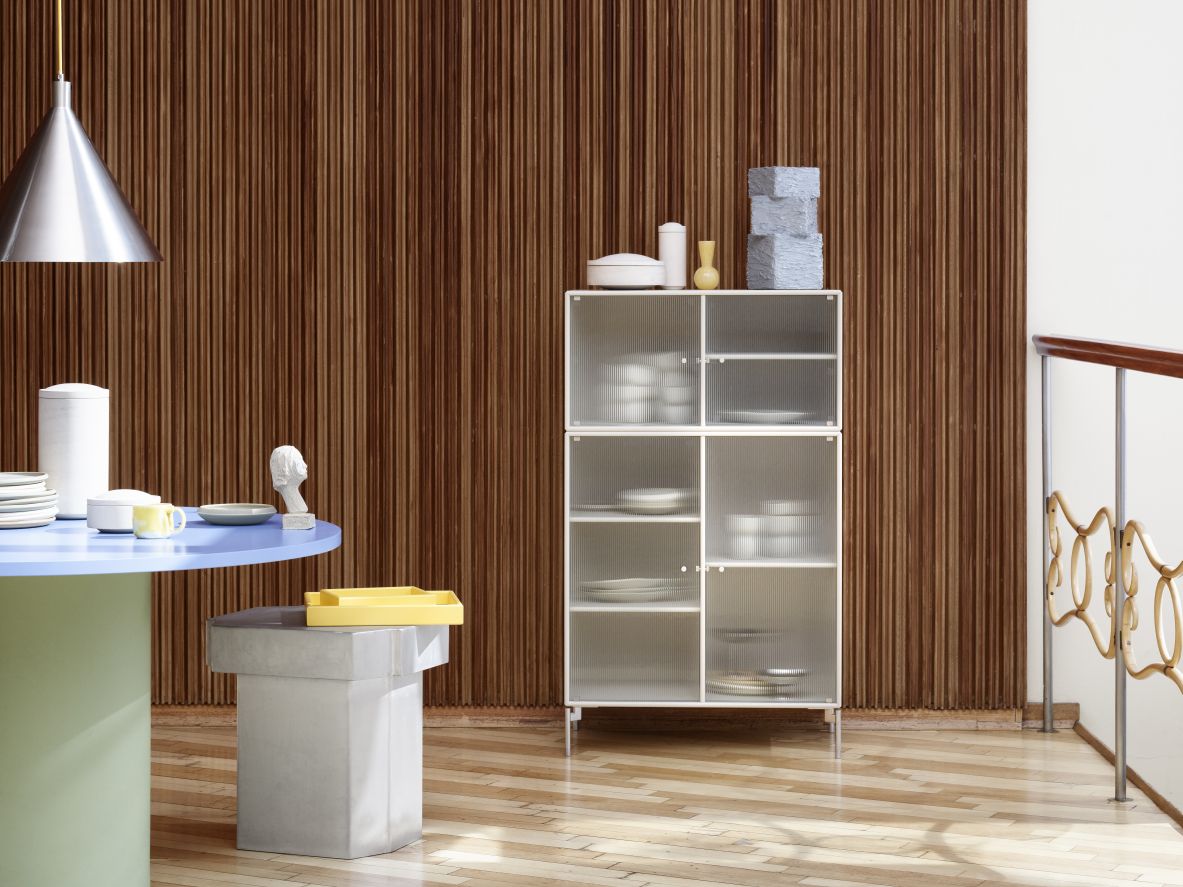 Ripple III Vitrinenschrank mit schwarzem Gestell. Moderner Glasschrank zur Aufbewahrung und Präsentation von Geschirr.