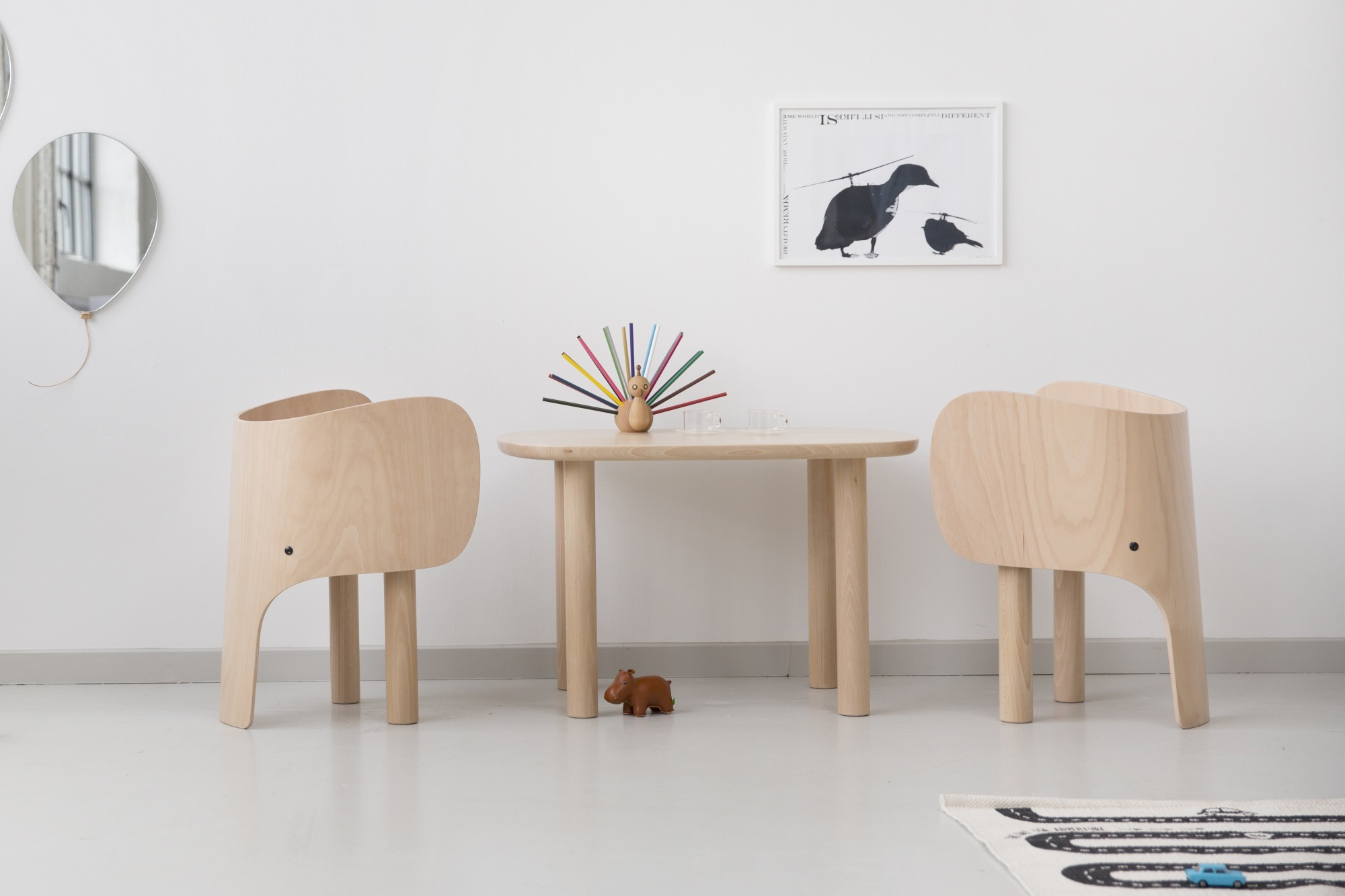 Kindertisch mit zwei Elefantenstühlen aus Holz, EO Elephant Table, skandinavisches Design für Kinderzimmer.