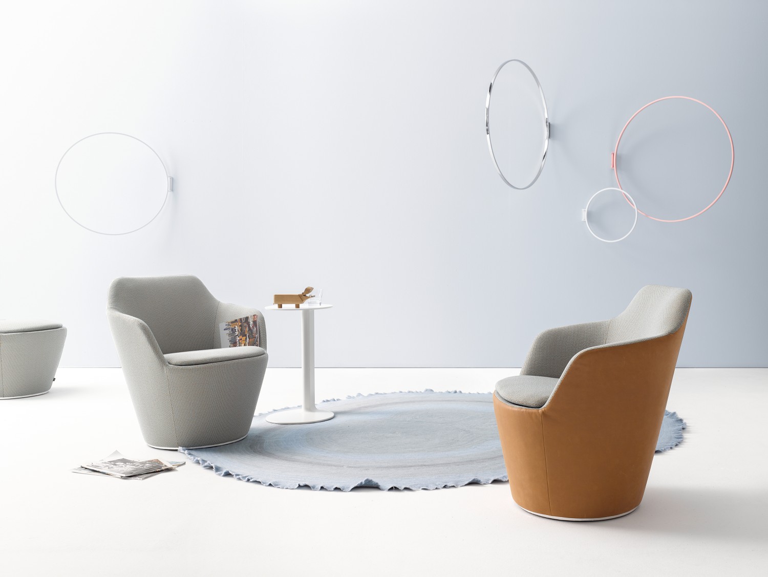 Flint Drehsessel von Cor mit Tellerfuß in Grau und Braun, modernes Wohnzimmer-Design.