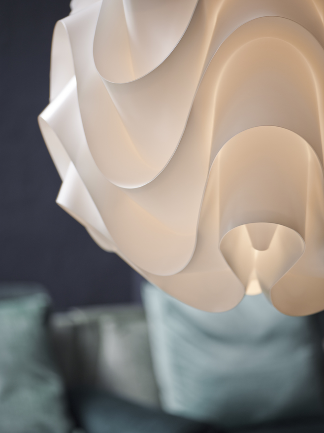 Detailaufnahme der weißen Le Klint Pendelleuchte Model 172, ein Designklassiker für stilvolle Beleuchtung.