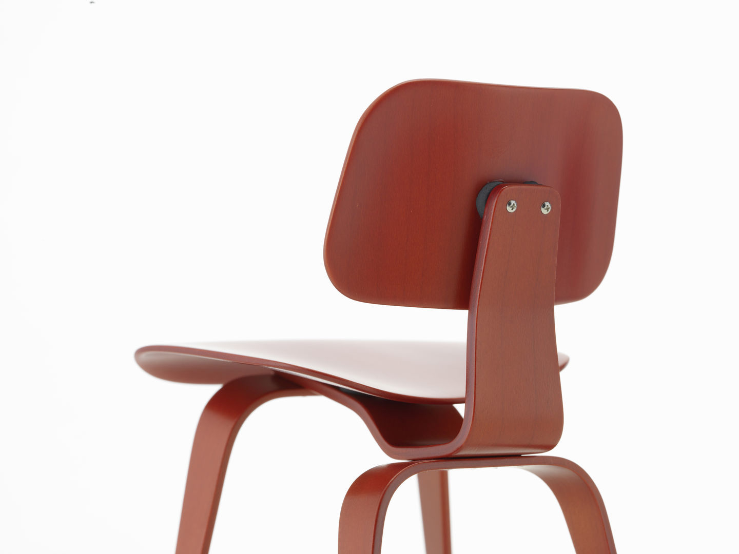 Ansicht von hinten: Roter DCW Stuhl (Miniatur) von Vitra, Designklassiker aus Holz.