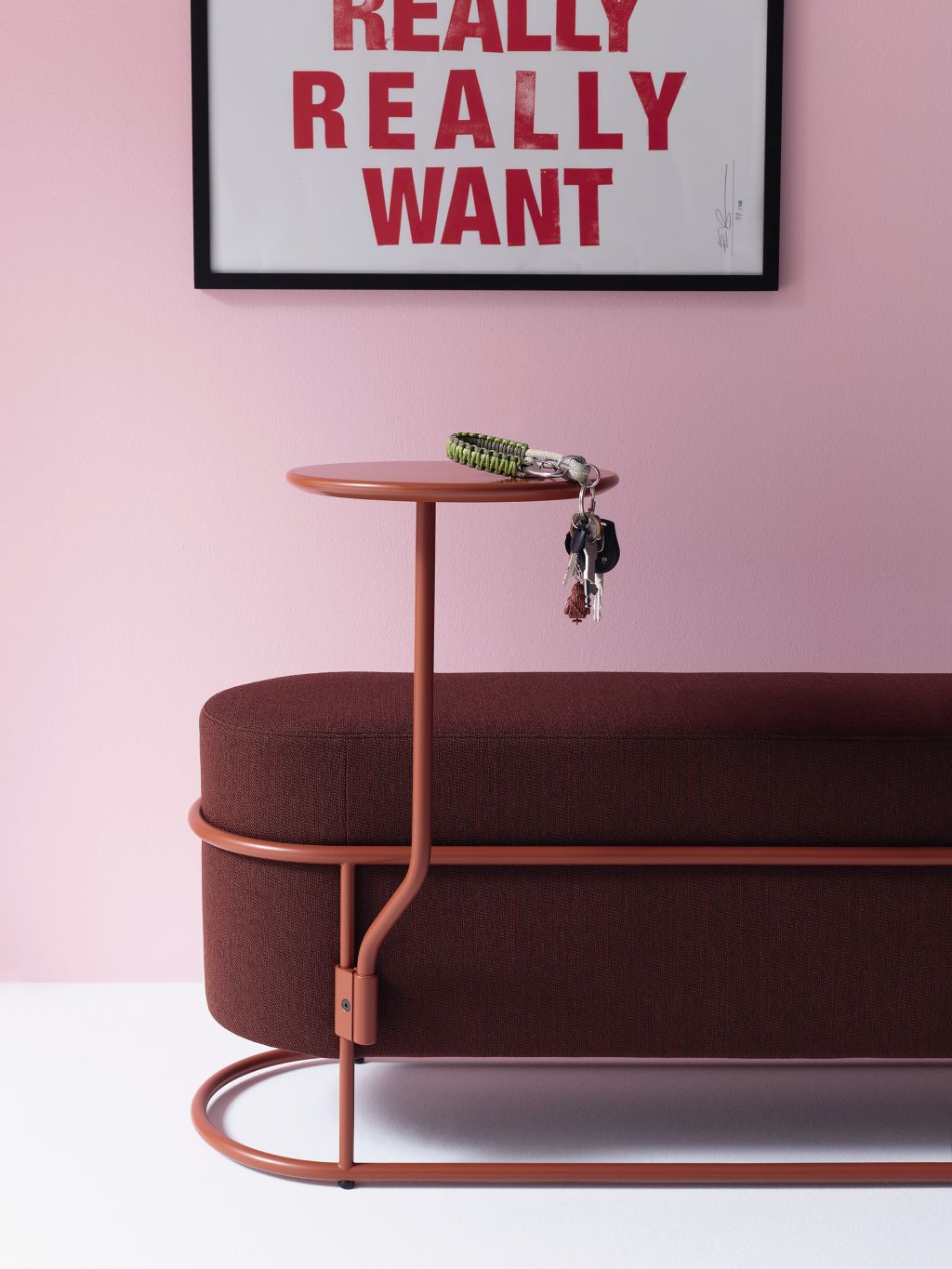 Braune Drop Bank mit integriertem Beistelltisch. Moderne Sitzbank für Flur, Wartezimmer oder Wohnbereich.