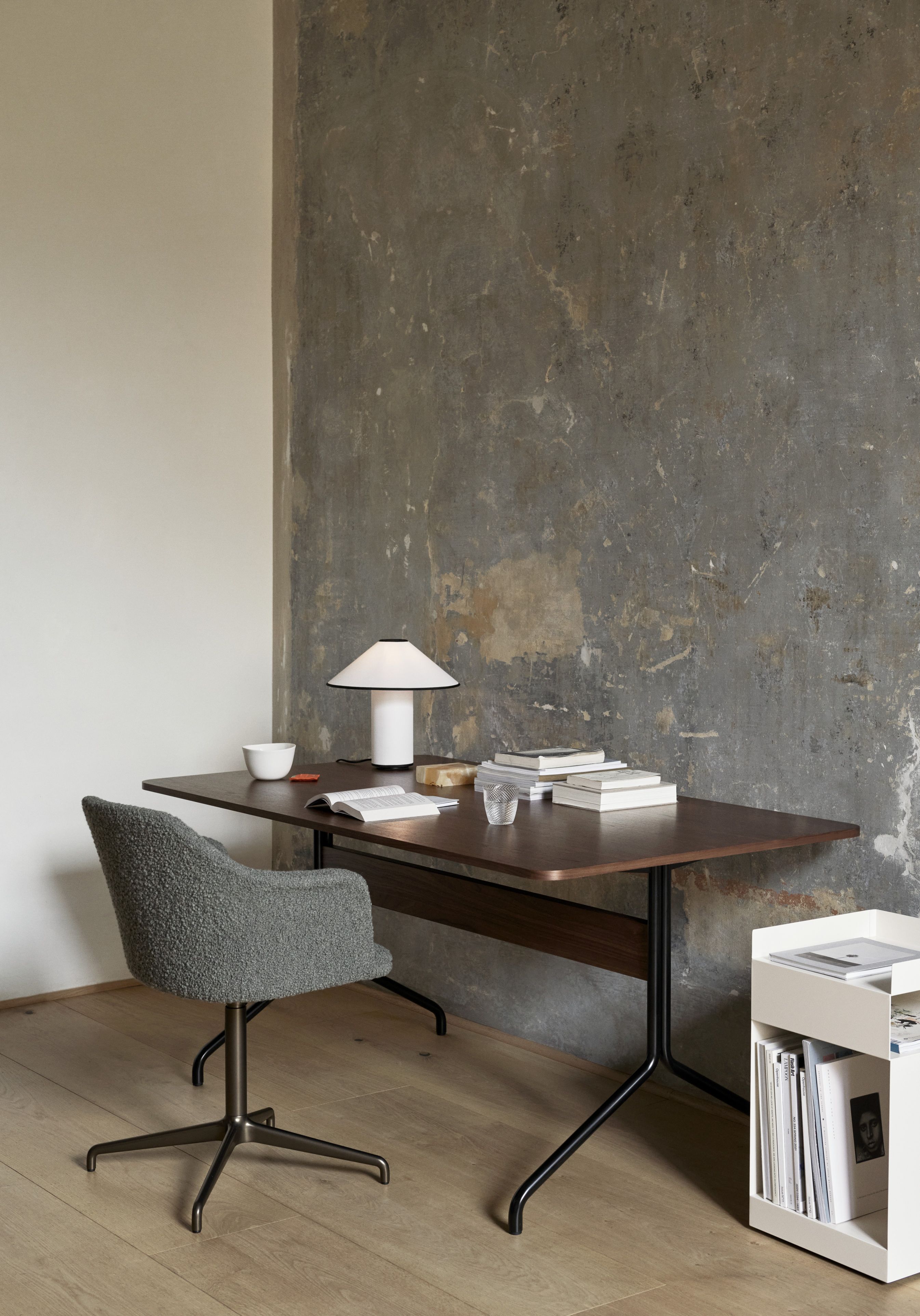 AndTradition Rollwagen Rotate SC73 neben Schreibtisch mit Lampe und Stuhl im modernen Arbeitszimmer.