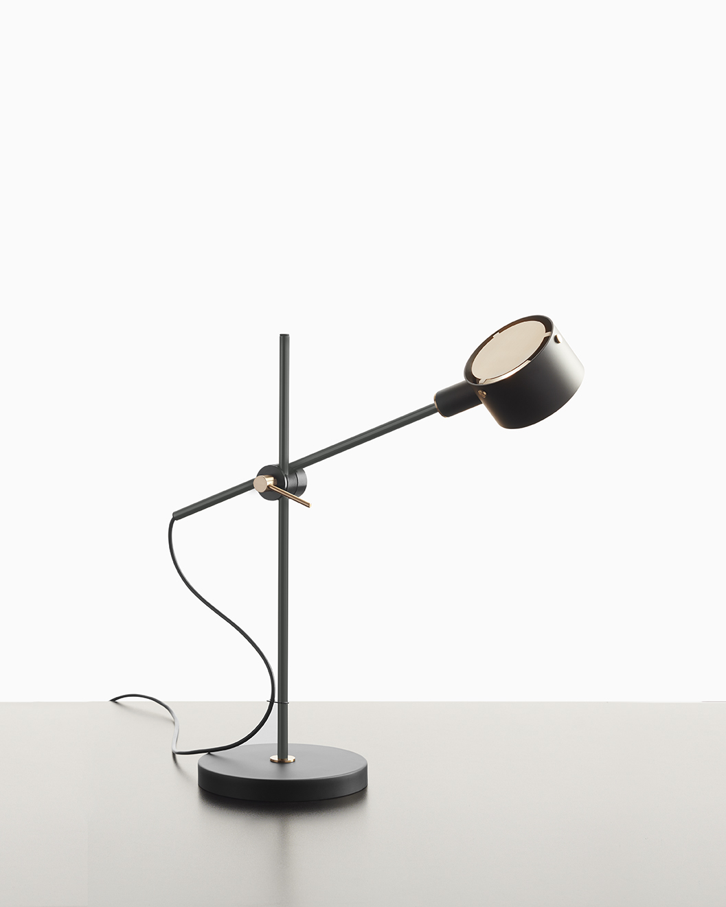 G.O. 252 Tischleuchte von Oluce: Moderne Schreibtischlampe in Schwarz und Grün mit verstellbarem Leuchtenkopf.