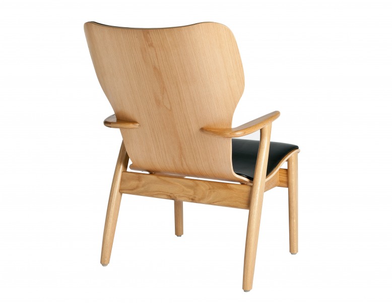 Rückansicht des Artek Domus Sessels aus hellem Holz mit schwarzer Sitzfläche. Designklassiker.
