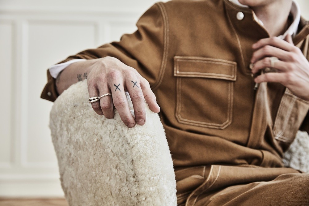 Detailaufnahme: Little Petra Lounge Sessel von Andtradition, Eiche weiß, Sahara Bezug. Gemütlicher Design Sessel.