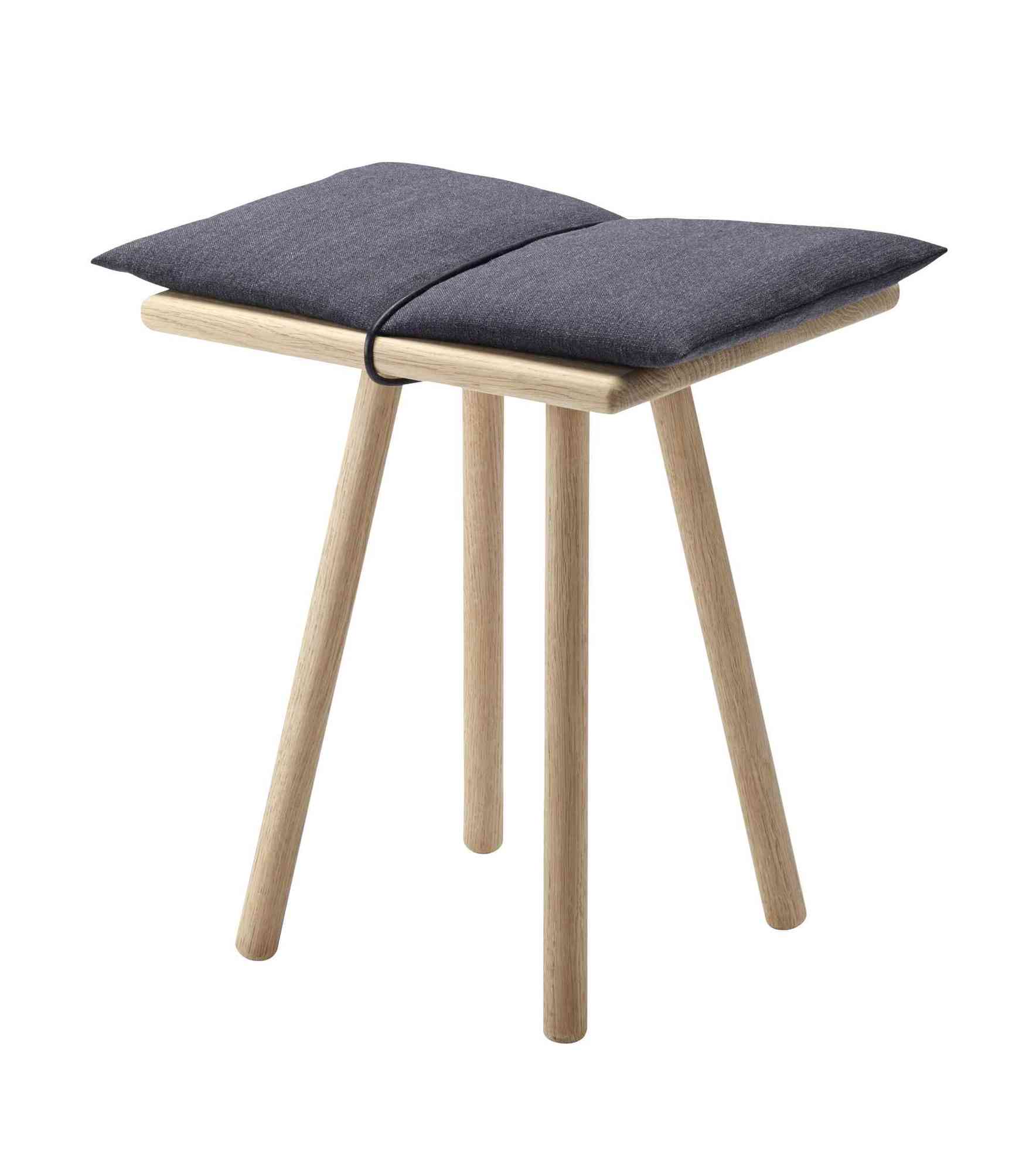 Georg Hocker von Skagerak: Moderner Eiche Hocker mit grauem Sitzkissen für Wohnzimmer und mehr.