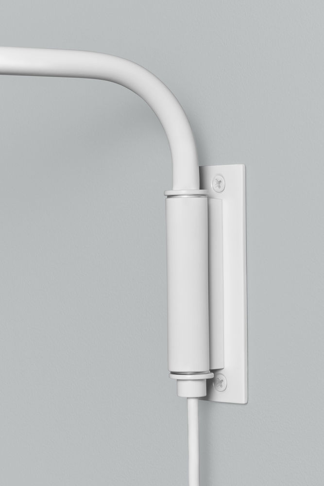 Detailaufnahme der weißen Artek A330S Wandleuchte "Golden Bell" an einer grauen Wand.