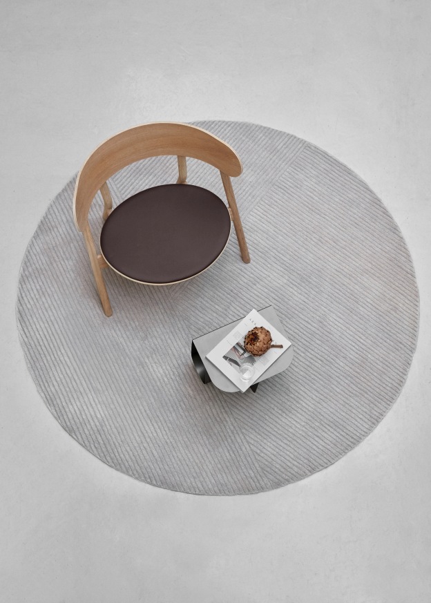 Ansicht von oben: Row Rund Teppich, hellgrau, mit Stuhl und kleinem Tisch.