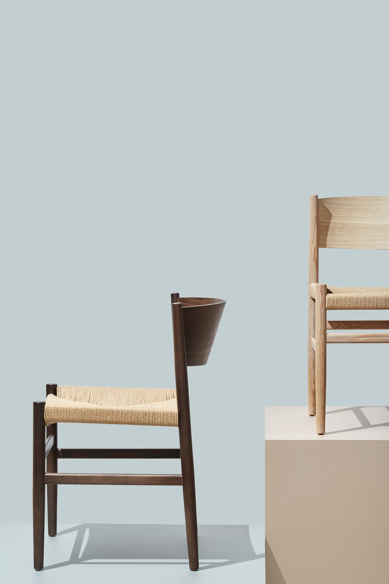 Nestor Stuhl ohne Armlehne von Mater, Holzstuhl mit geflochtener Sitzfläche, modernes Möbeldesign.