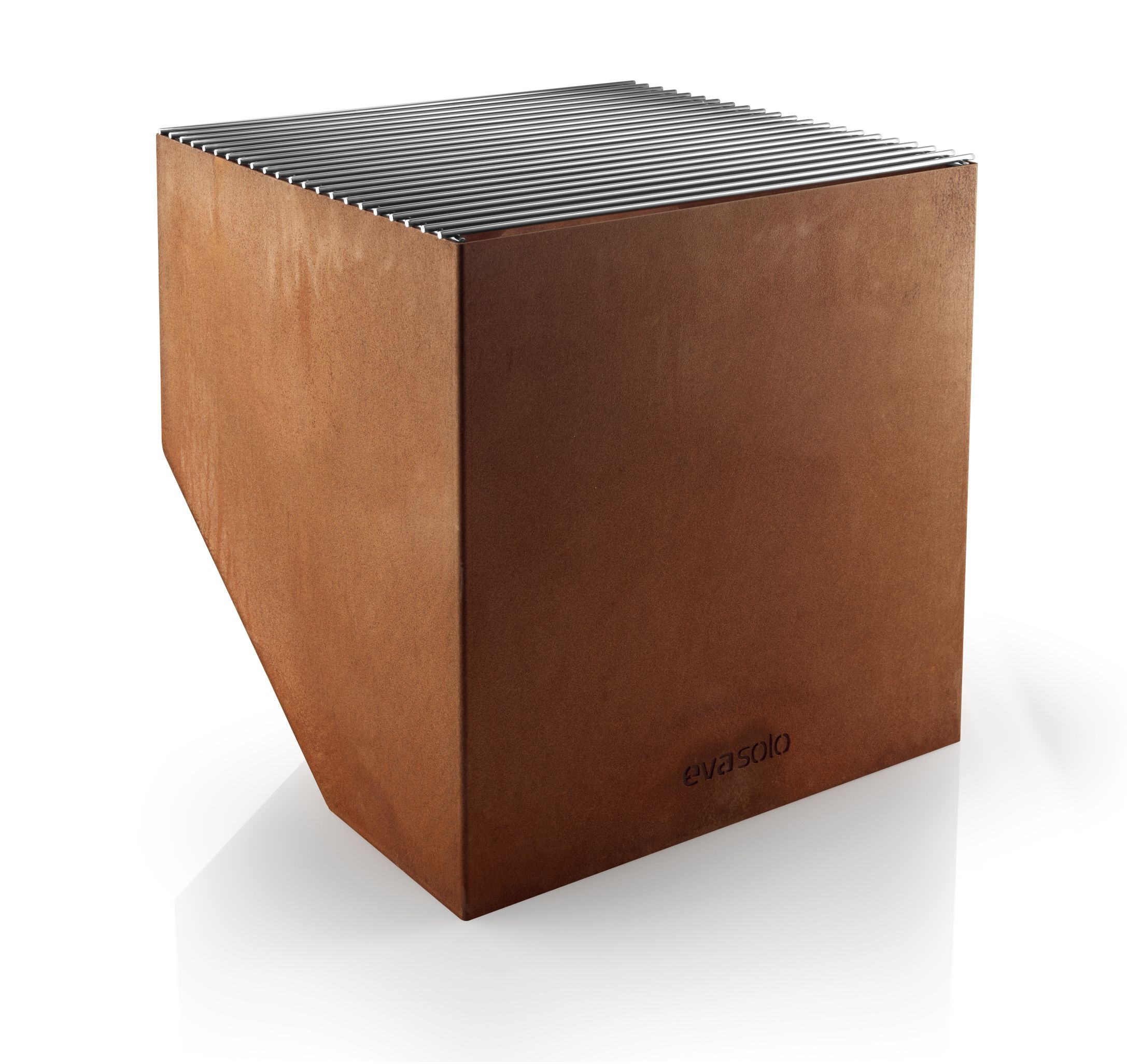 Eva Solo FireCube Feuerschale und Grill: Rostfarbener Kubus mit Grillrost aus Edelstahl.