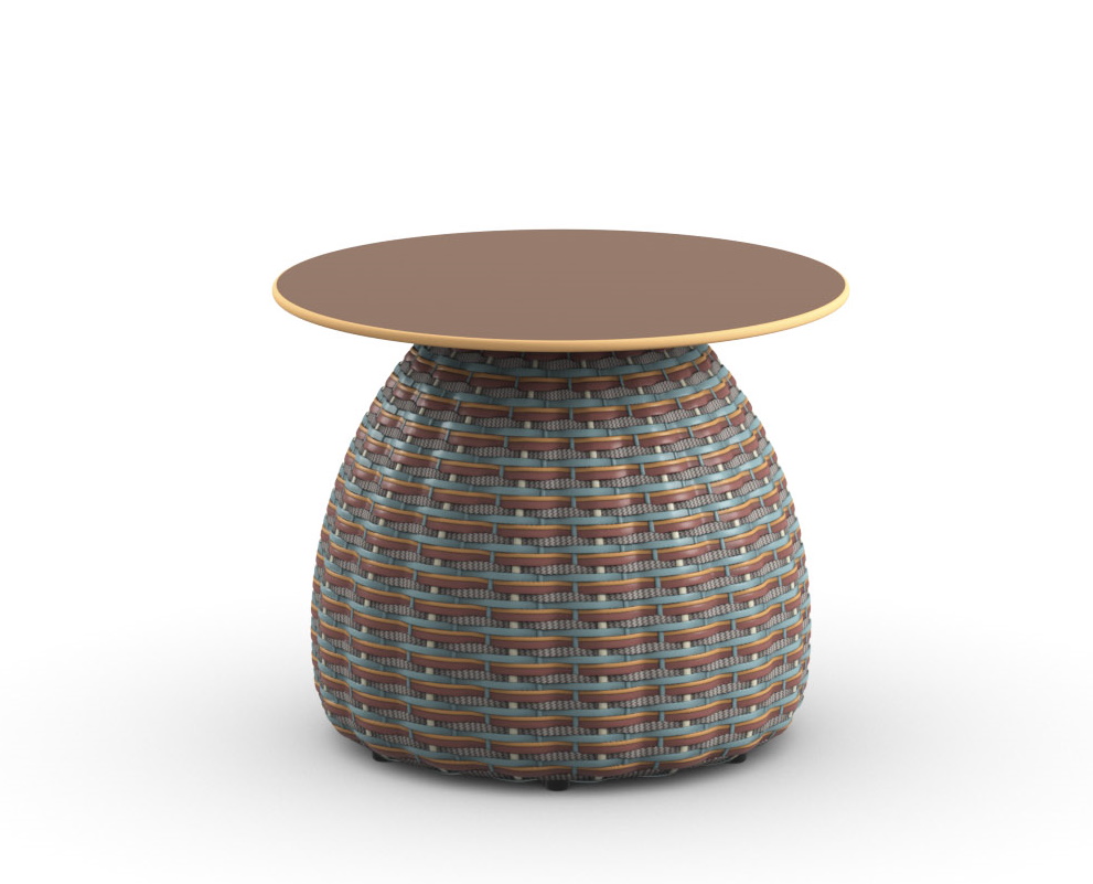 Dedon Porcini Beistelltisch: Runder Outdoor-Tisch mit brauner Tischplatte und geflochtenem Untergestell.