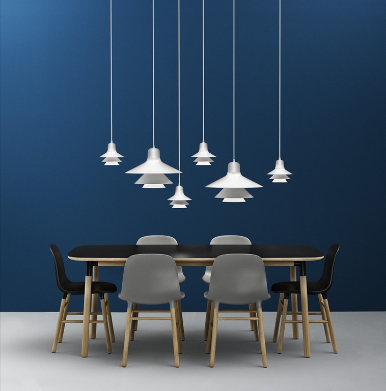 Esstisch mit sechs Stühlen, darunter ein grauer Form Chair Stuhl von Normann Copenhagen.