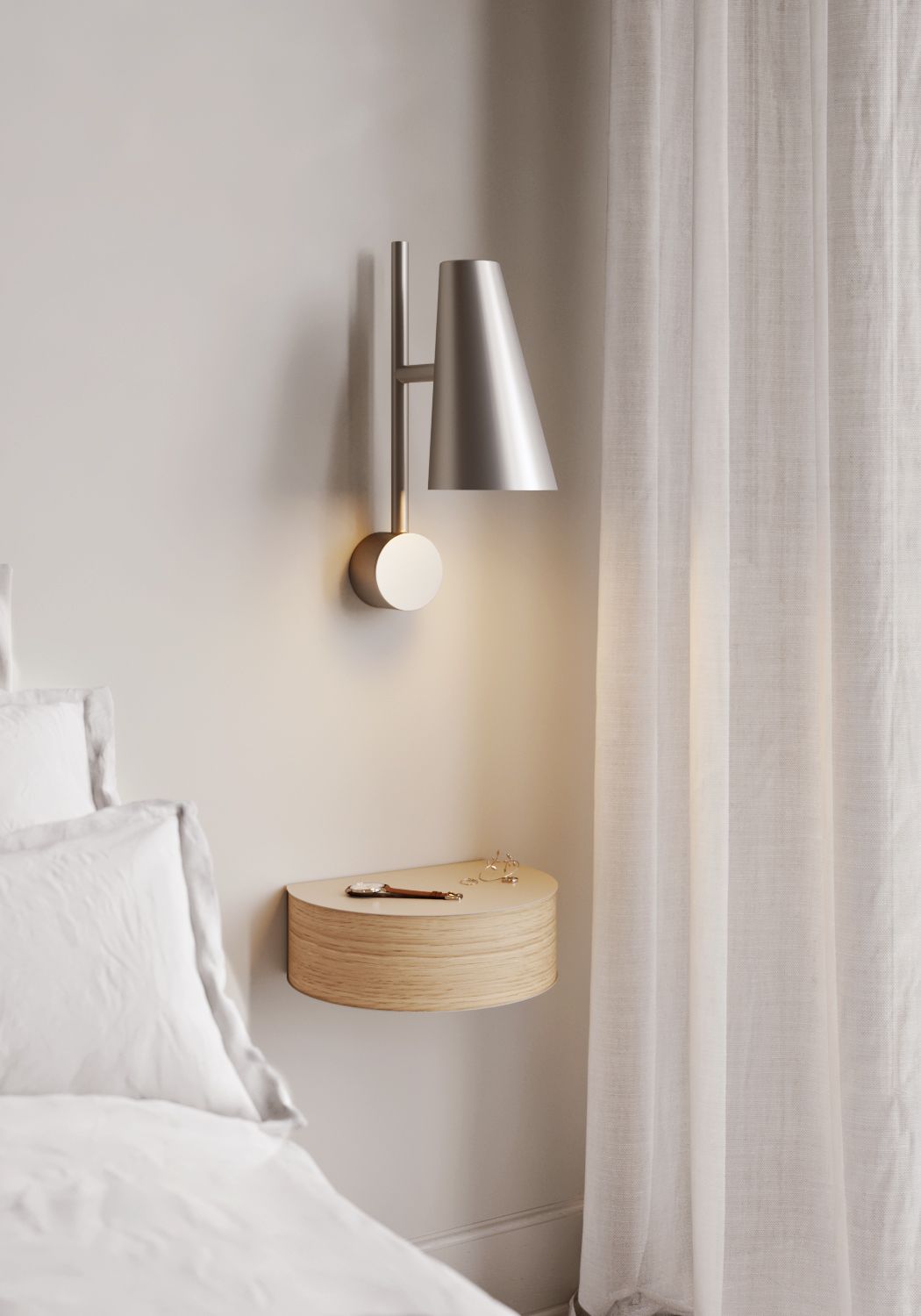 Wallie Wandschublade von Woud in grau-beige mit Lampe und Accessoires im Schlafzimmer.