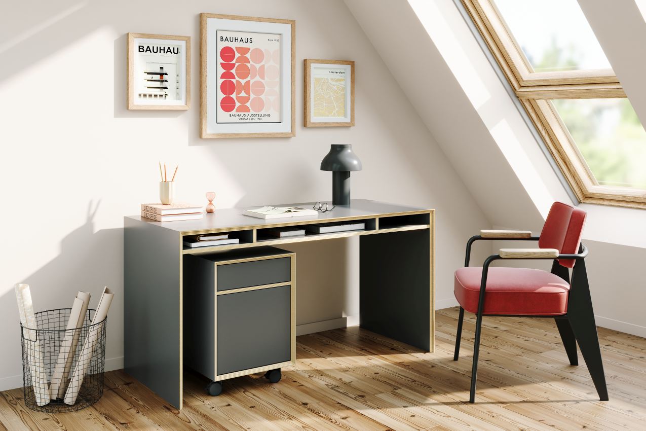 Grauer Schreibtisch mit Bridge Rollcontainer von Müller Möbelwerkstätten im modernen Arbeitszimmer mit Dachfenster.