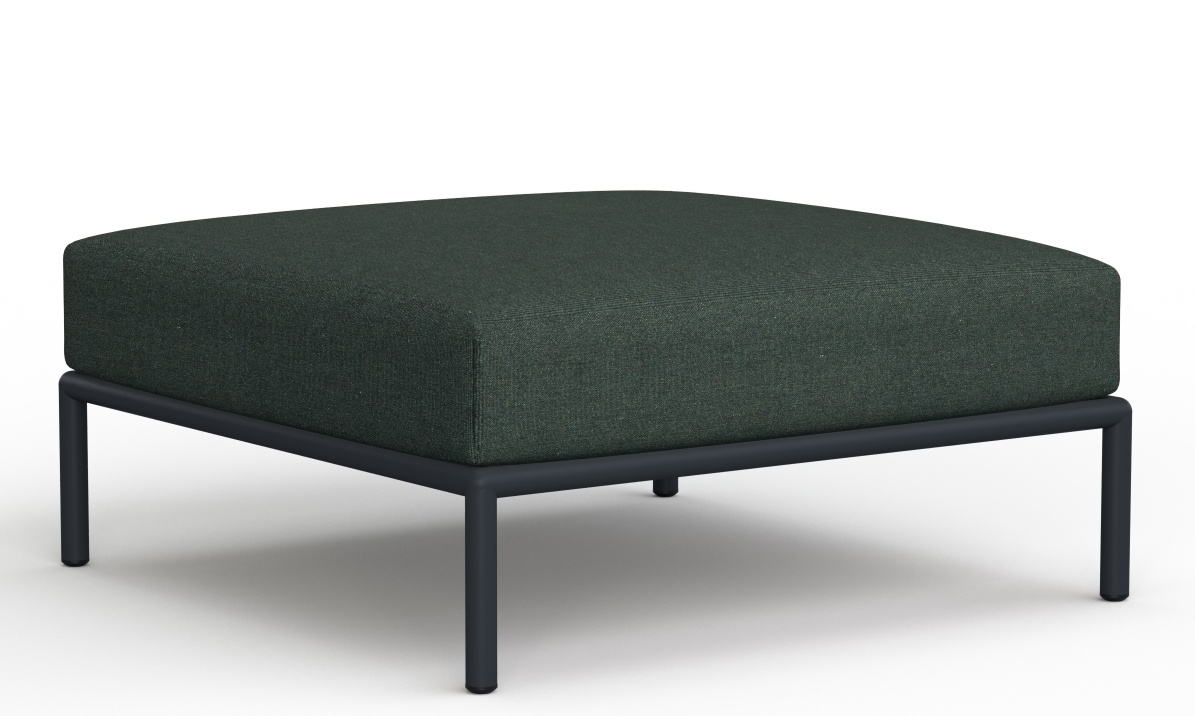 Nahaufnahme des Level Ottoman Outdoor Houe in Grün mit schlichtem, modernem Design.