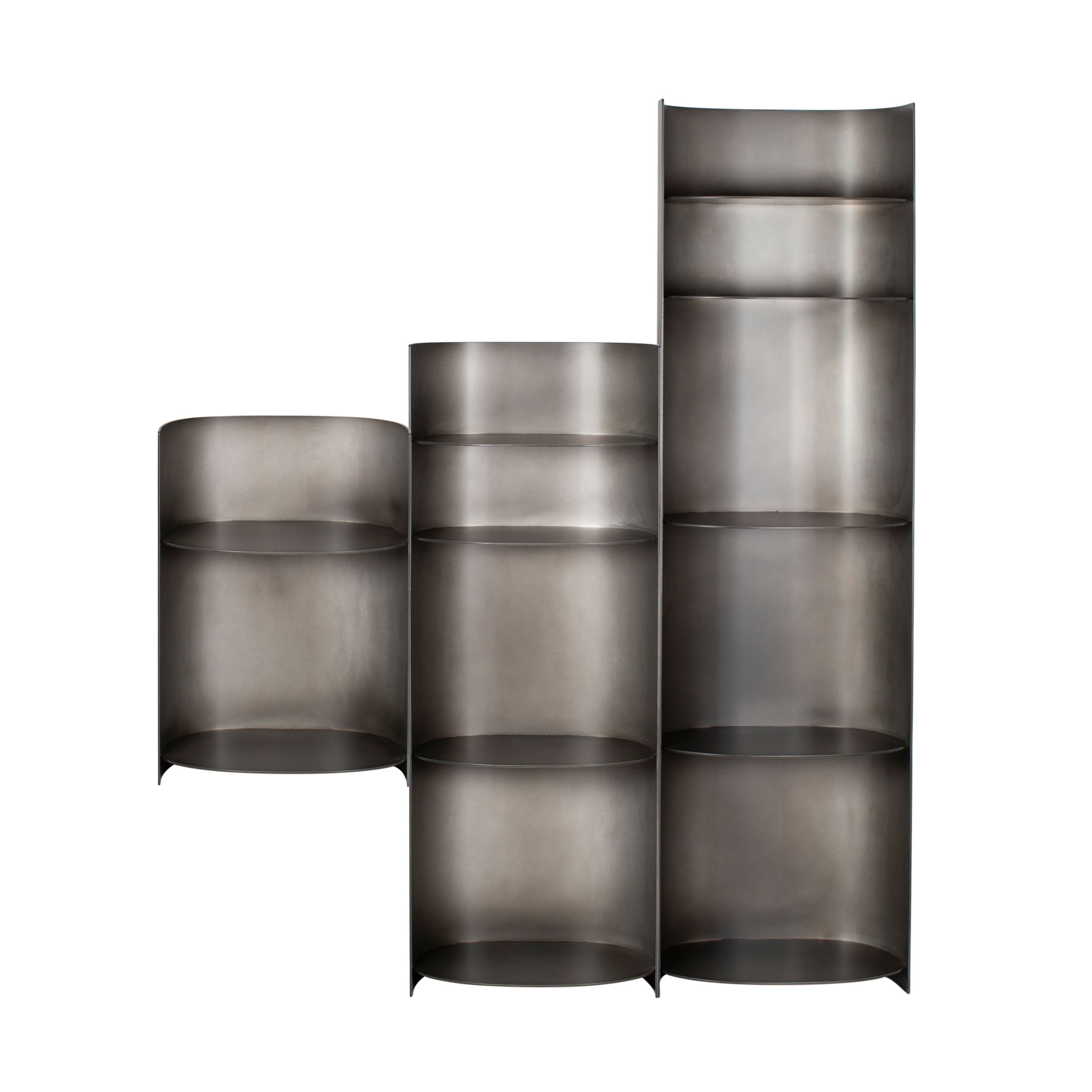 Como Regal, rauchgraues Metallregal von Pulpo, mit drei unterschiedlich hohen, runden Regalelementen.