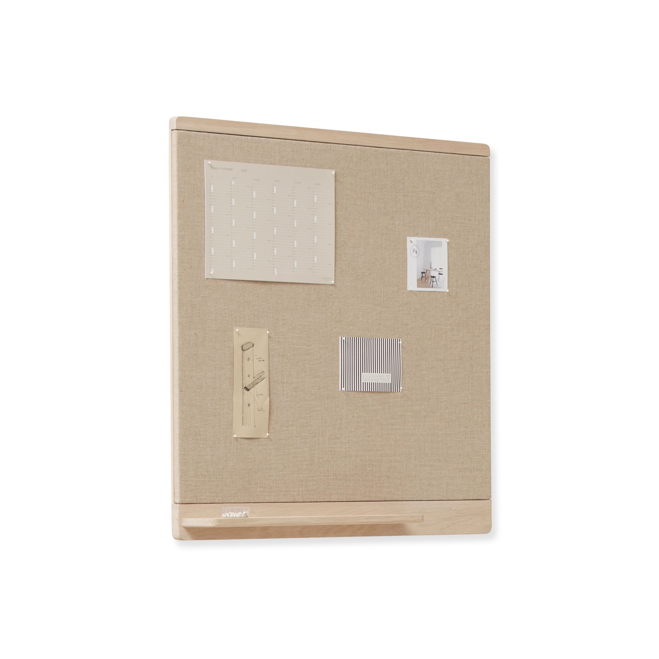 Rim Pinnwand von Form & Refine aus Eiche, weiß geölt, mit Notizen und Kalender.